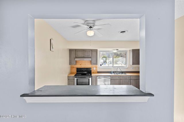 201 N Willow Lane, Jacksonville, NC 28546