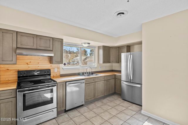 201 N Willow Lane, Jacksonville, NC 28546