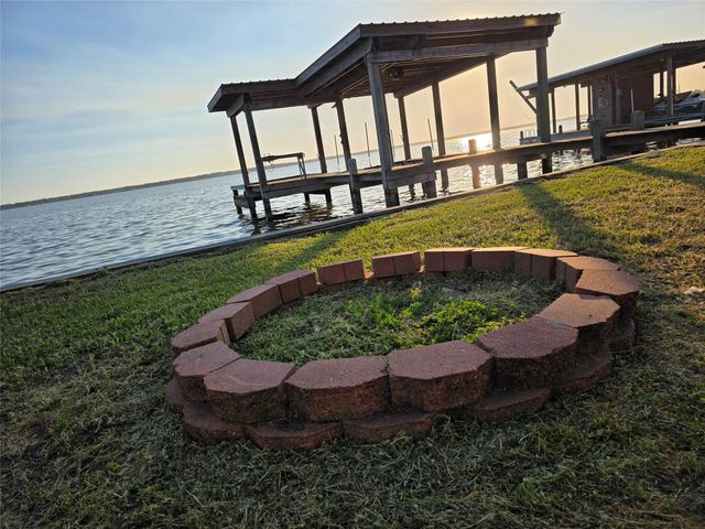 398 Lakeshore S, Onalaska, TX 77360