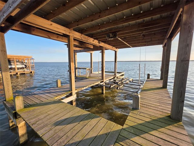 398 Lakeshore S, Onalaska, TX 77360