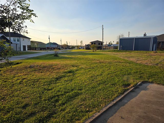 398 Lakeshore S, Onalaska, TX 77360