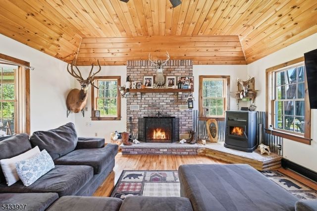 138 Overlook Dr, Montague Twp., NJ 07827