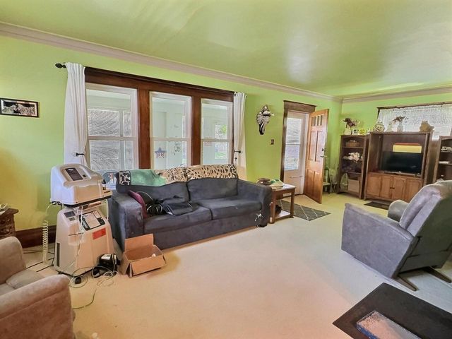 611 E PARKWAY AVENUE, Oshkosh, WI 54901