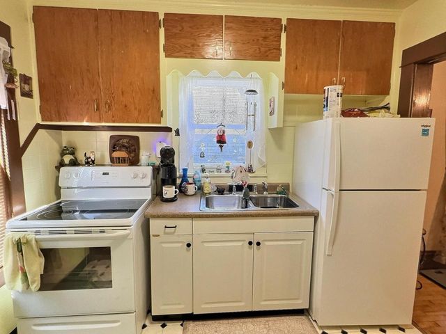 611 E PARKWAY AVENUE, Oshkosh, WI 54901