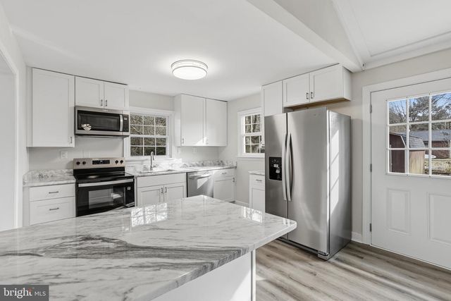 192 E BANBURY RD, Tappahannock, VA 22560