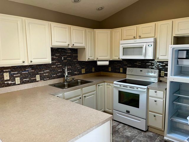 14 Cobblestone Boulevard, Gas City, IN 46933