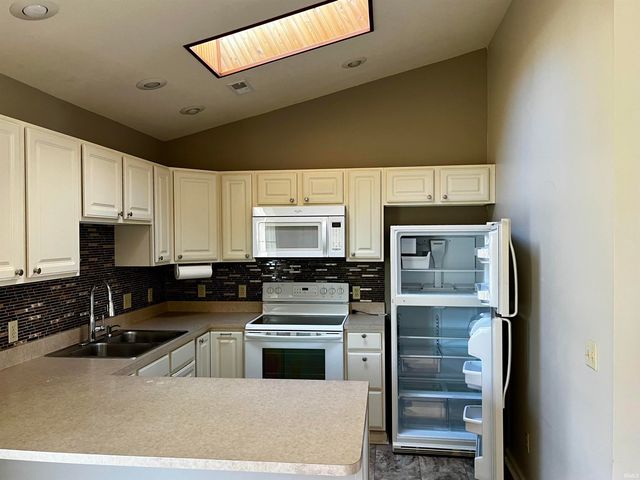 14 Cobblestone Boulevard, Gas City, IN 46933