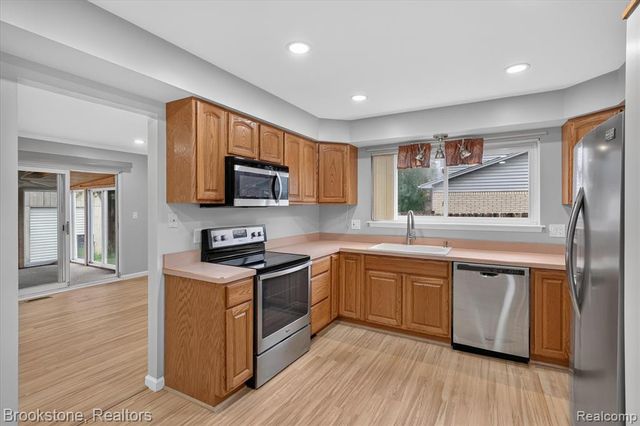 39795 Waldorf Drive, Clinton Township, MI 48038
