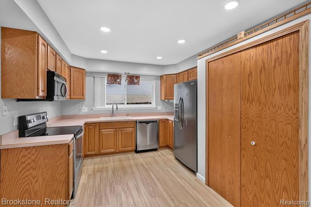 39795 Waldorf Drive, Clinton Township, MI 48038