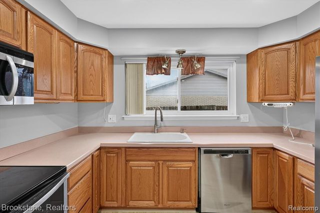 39795 Waldorf Drive, Clinton Township, MI 48038