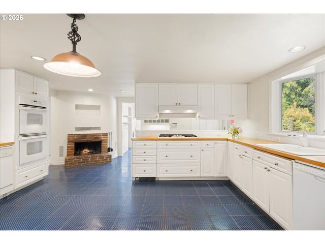 4325 Sw CHARMING Way, Portland, OR 97225
