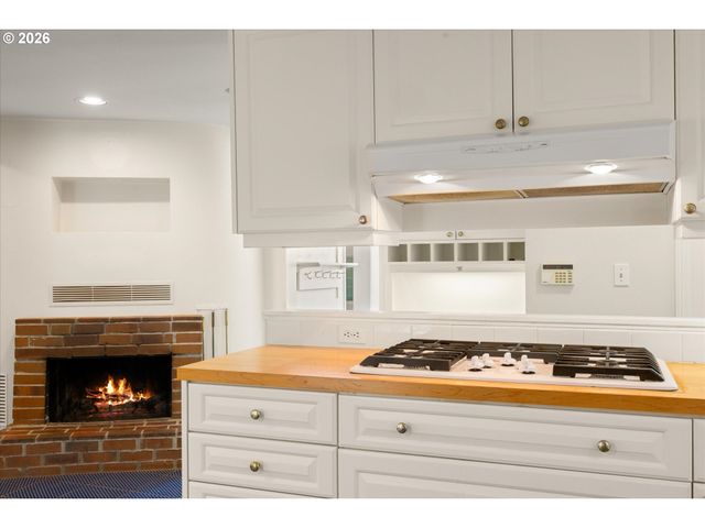 4325 Sw CHARMING Way, Portland, OR 97225