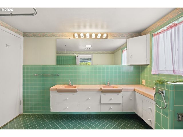 4325 Sw CHARMING Way, Portland, OR 97225