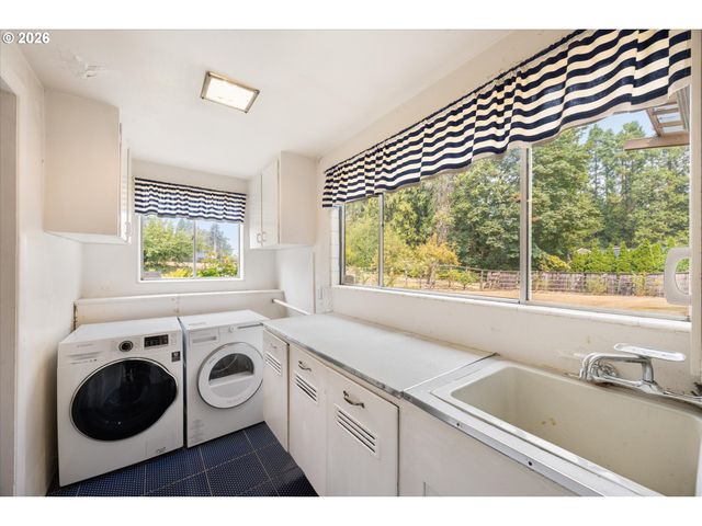 4325 Sw CHARMING Way, Portland, OR 97225
