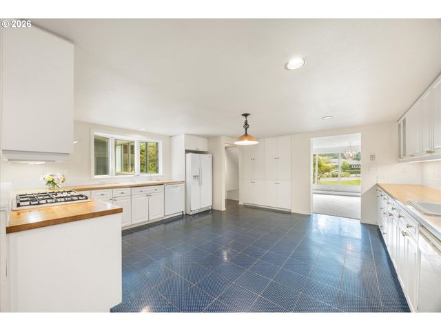 4325 Sw CHARMING Way, Portland, OR 97225