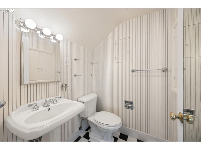 4325 Sw CHARMING Way, Portland, OR 97225