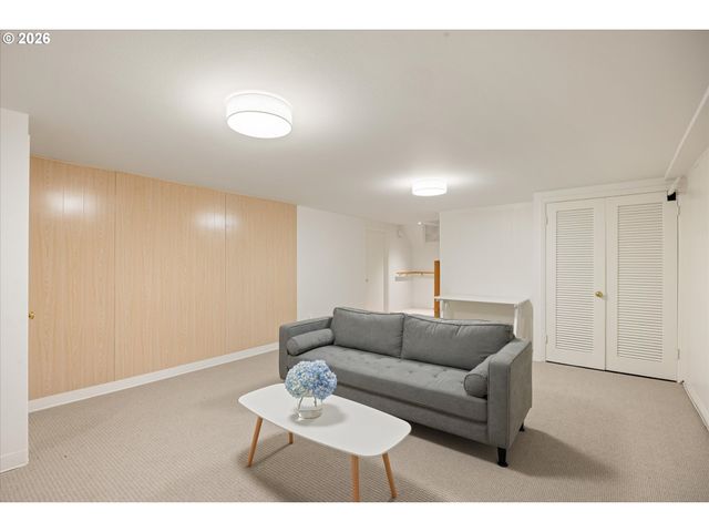 4325 Sw CHARMING Way, Portland, OR 97225