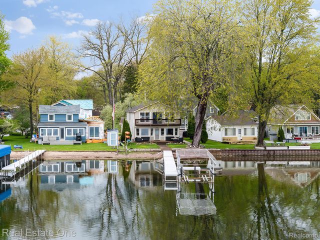 4825 Downing Drive, Hamburg Township, MI 48169