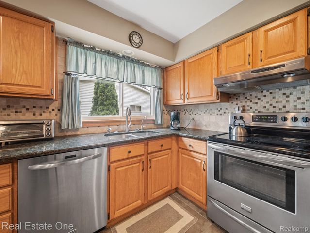 4825 Downing Drive, Hamburg Township, MI 48169