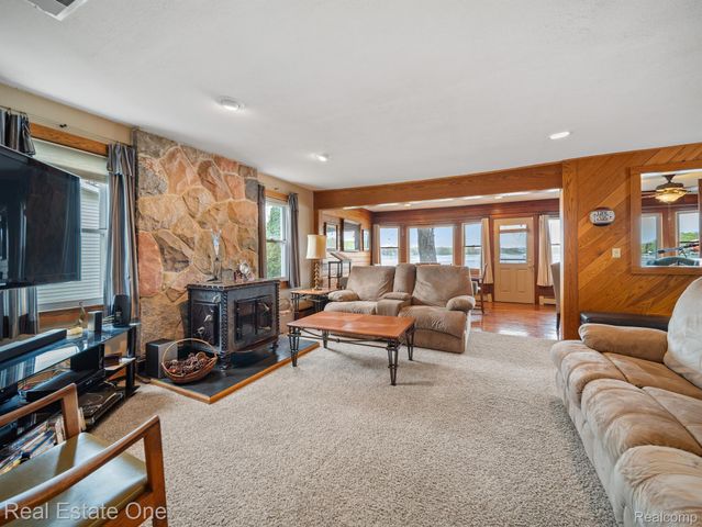 4825 Downing Drive, Hamburg Township, MI 48169