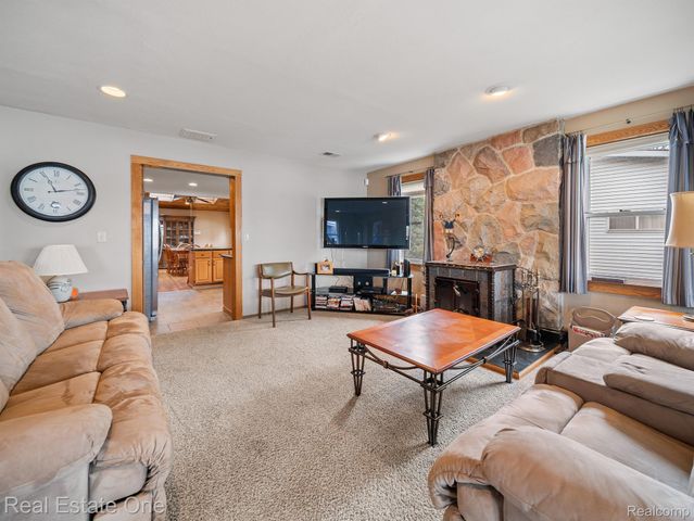 4825 Downing Drive, Hamburg Township, MI 48169