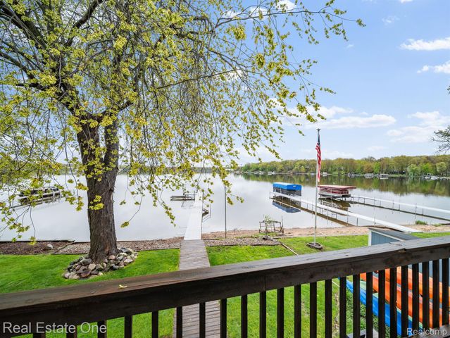 4825 Downing Drive, Hamburg Township, MI 48169