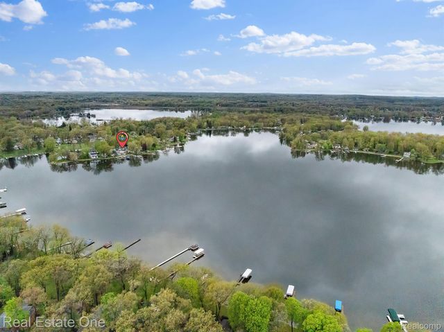 4825 Downing Drive, Hamburg Township, MI 48169