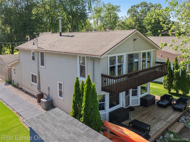 4825 Downing Drive, Hamburg Township, MI 48169