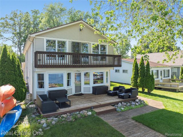 4825 Downing Drive, Hamburg Township, MI 48169