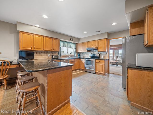 4825 Downing Drive, Hamburg Township, MI 48169