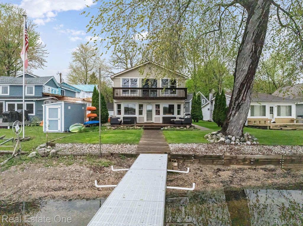 4825 Downing Drive, Hamburg Township, MI 48169