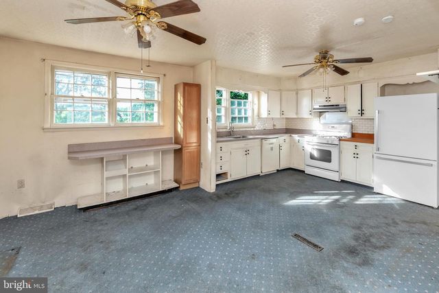 16 CONSTITUTION RD, Clementon, NJ 08021