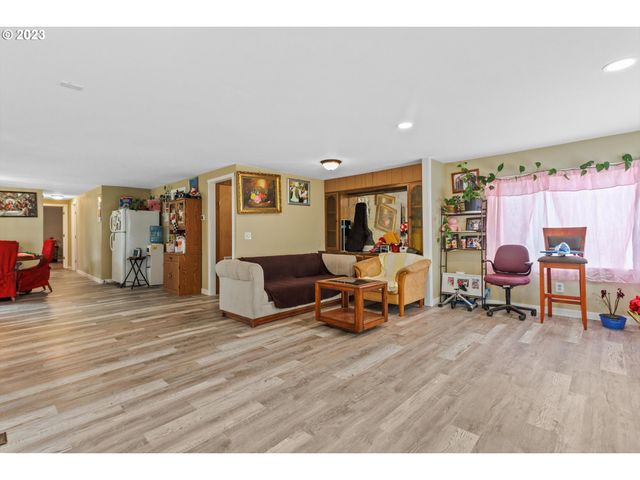 13900 Se HIGHWAY 212 125, Clackamas, OR 97015