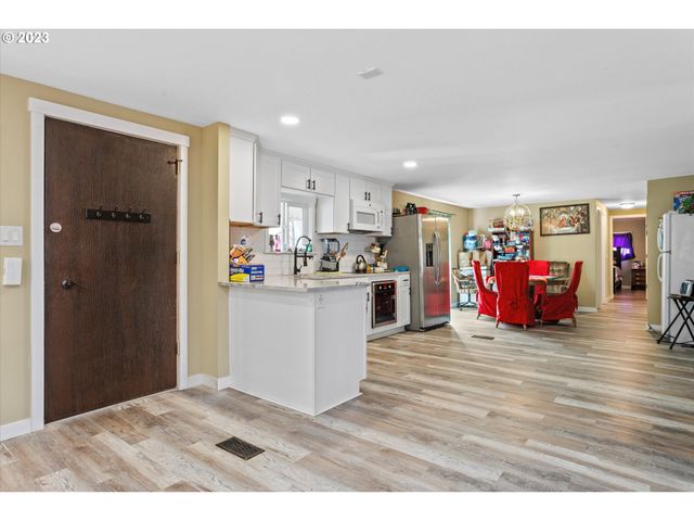 13900 Se HIGHWAY 212 125, Clackamas, OR 97015