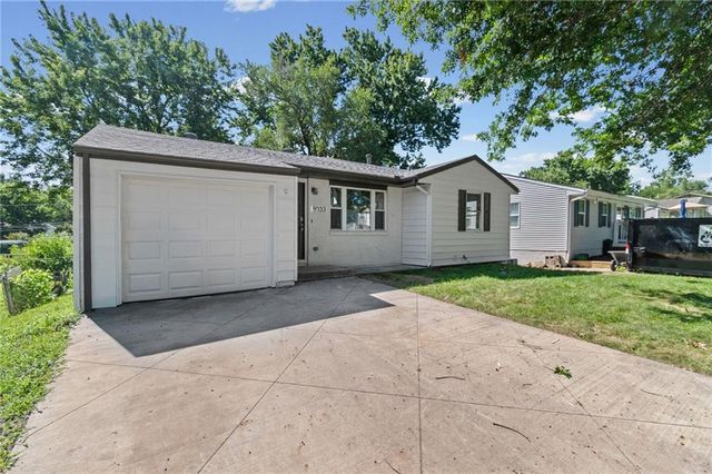 8033 NE San Rafael Drive, Kansas City, MO 64119