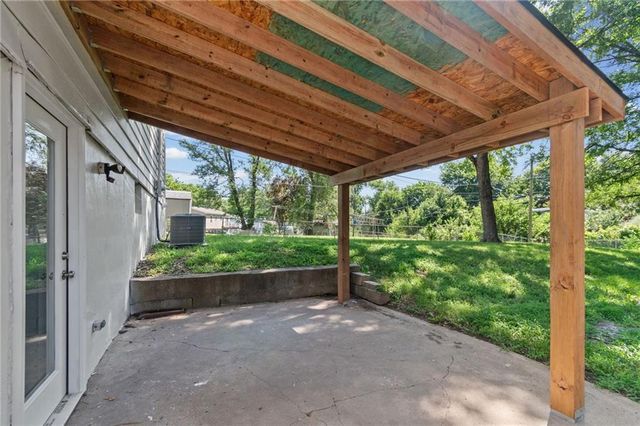 8033 NE San Rafael Drive, Kansas City, MO 64119