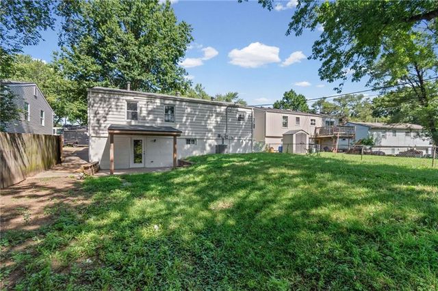 8033 NE San Rafael Drive, Kansas City, MO 64119