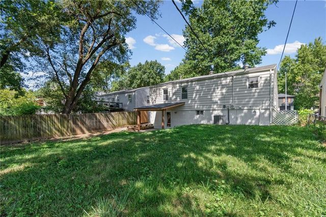 8033 NE San Rafael Drive, Kansas City, MO 64119
