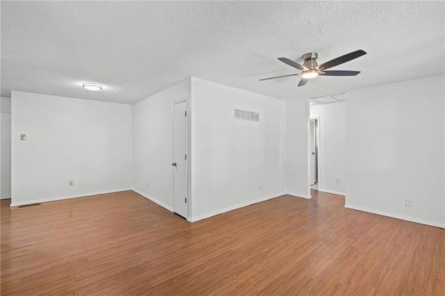 8033 NE San Rafael Drive, Kansas City, MO 64119