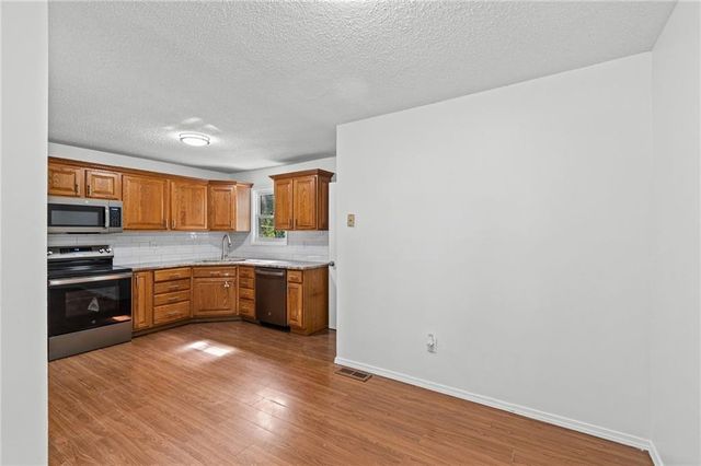 8033 NE San Rafael Drive, Kansas City, MO 64119