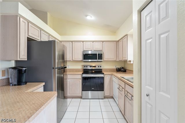 219 NE 7th PL, Cape Coral, FL 33909