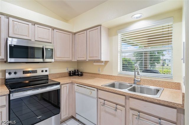 219 NE 7th PL, Cape Coral, FL 33909