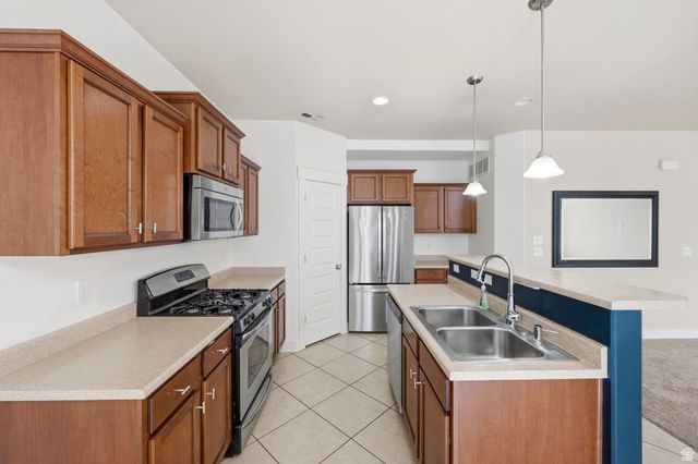 8947 S HEIGHTS DR, Sandy, UT 84094