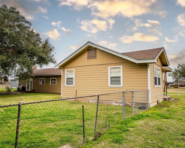 118 Cedar Vale Road, Bay City, TX 77414
