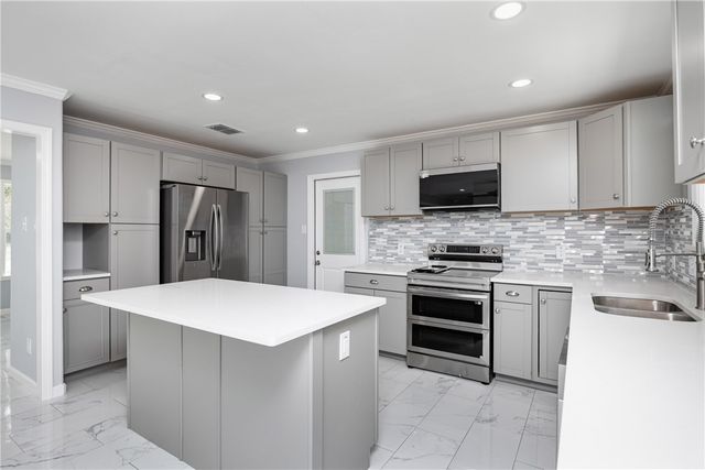 615 E Ligustrum Blvd, Robstown, TX 78380
