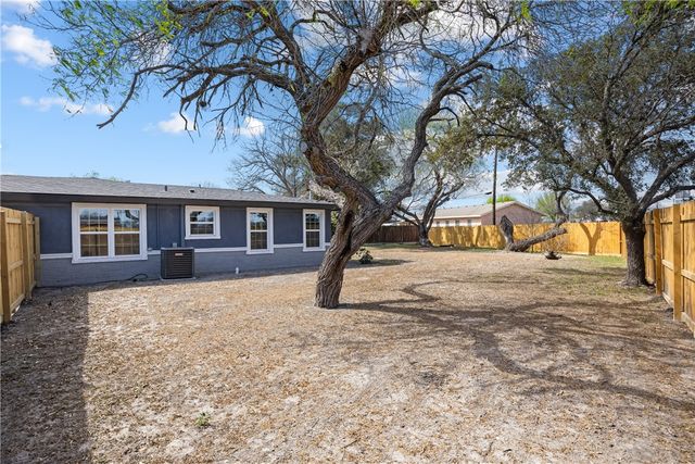 615 E Ligustrum Blvd, Robstown, TX 78380