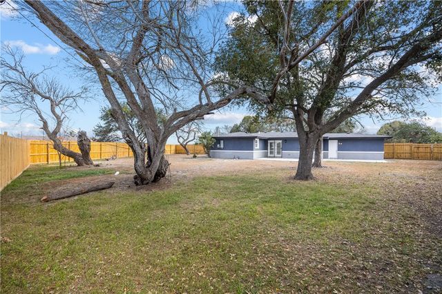 615 E Ligustrum Blvd, Robstown, TX 78380