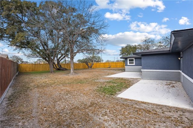 615 E Ligustrum Blvd, Robstown, TX 78380