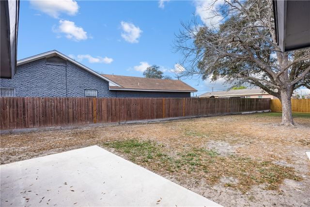 615 E Ligustrum Blvd, Robstown, TX 78380