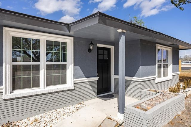 615 E Ligustrum Blvd, Robstown, TX 78380